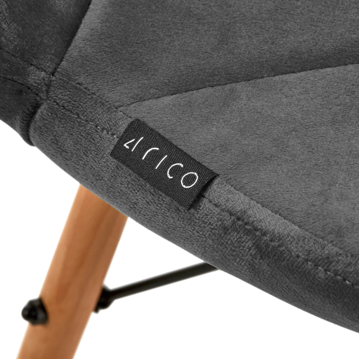 Silla terciopelo con patas de madera y diseño escandinavo