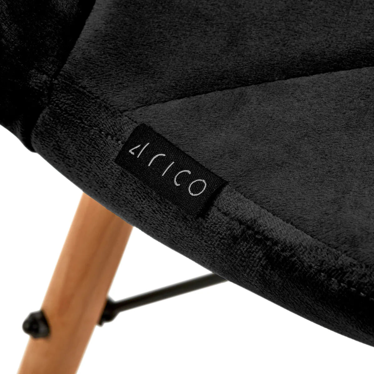 Silla terciopelo con patas de madera y diseño escandinavo