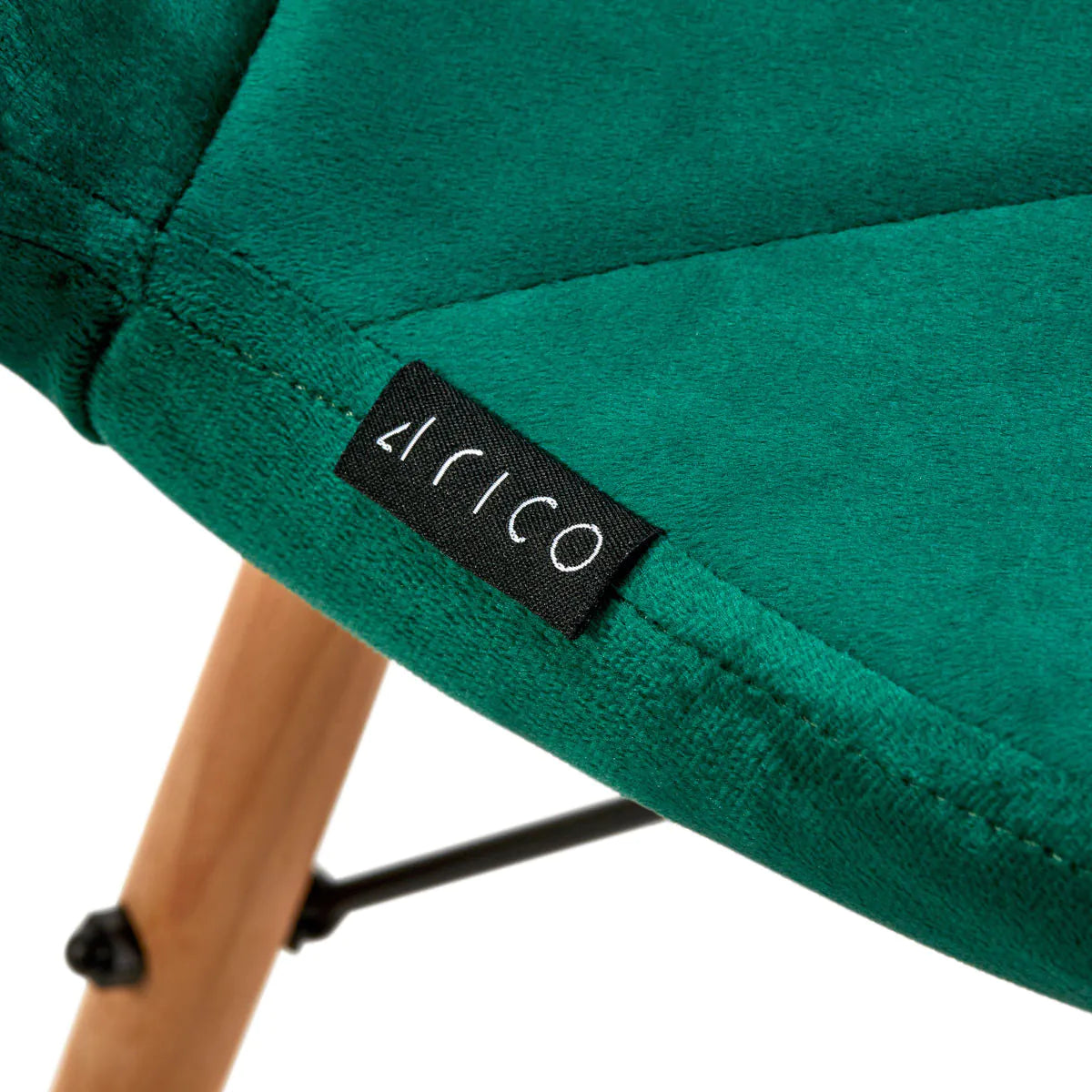 Silla terciopelo con patas de madera y diseño escandinavo