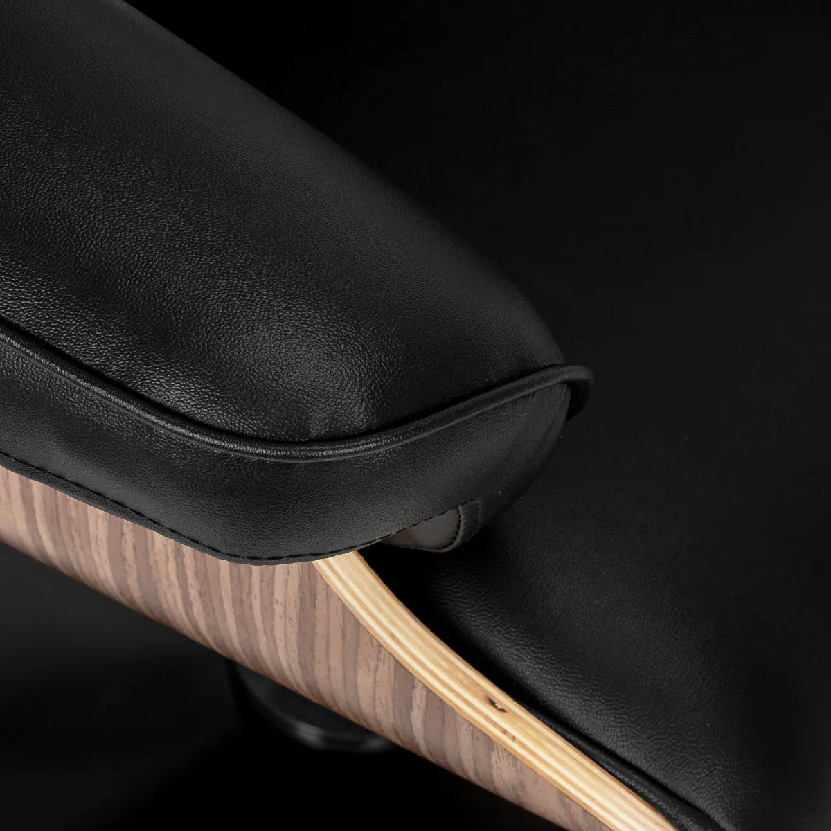 Gabbiano Florencja hairdressing chair in black and walnut with a black base