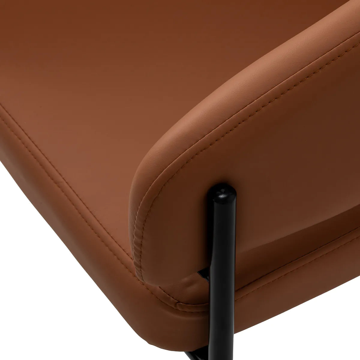 Sillón arco en piel sintética marrón con estructura negra